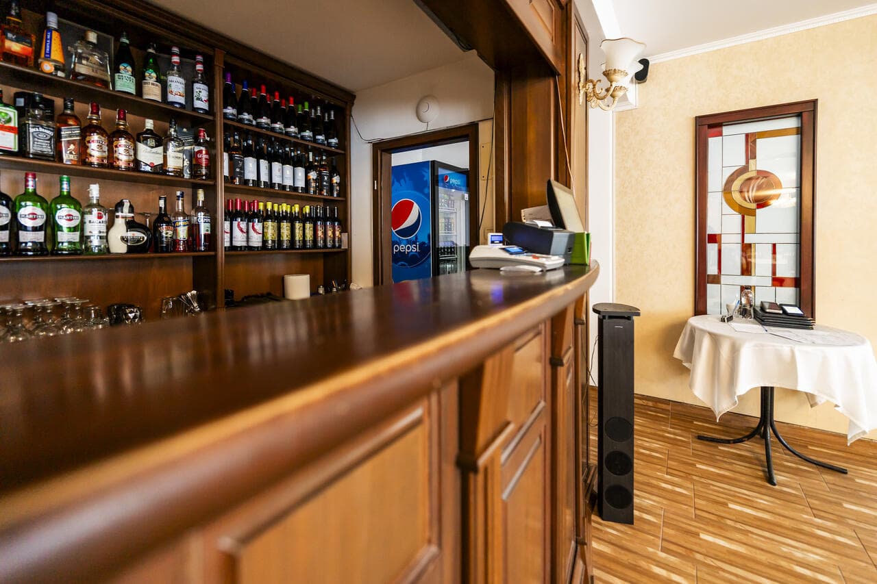 Poză la barul din sala de evenimente