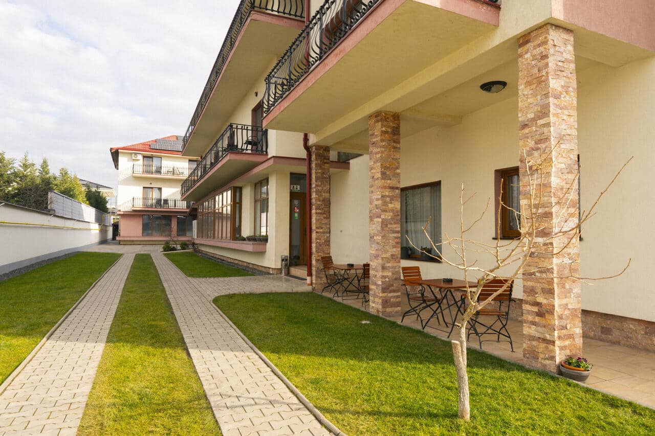 Poză curte pensiune